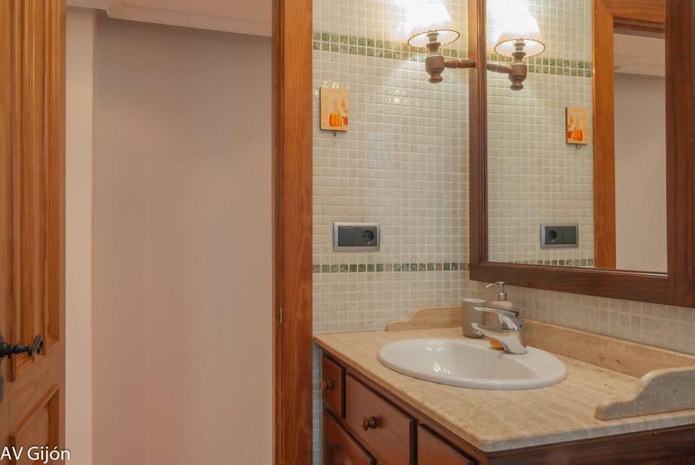 Av Premio Real 16 Apartment Gijon Luaran gambar